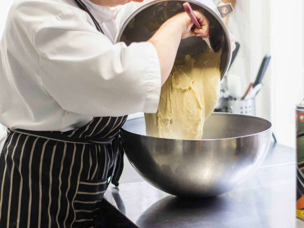 chef-transfers-the-dough