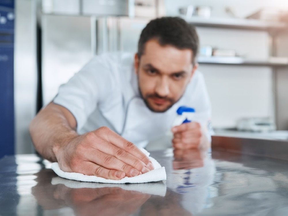 chef-cleaning-table