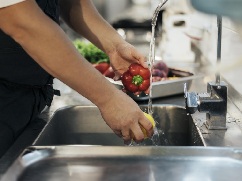 chef-washing-vegetables